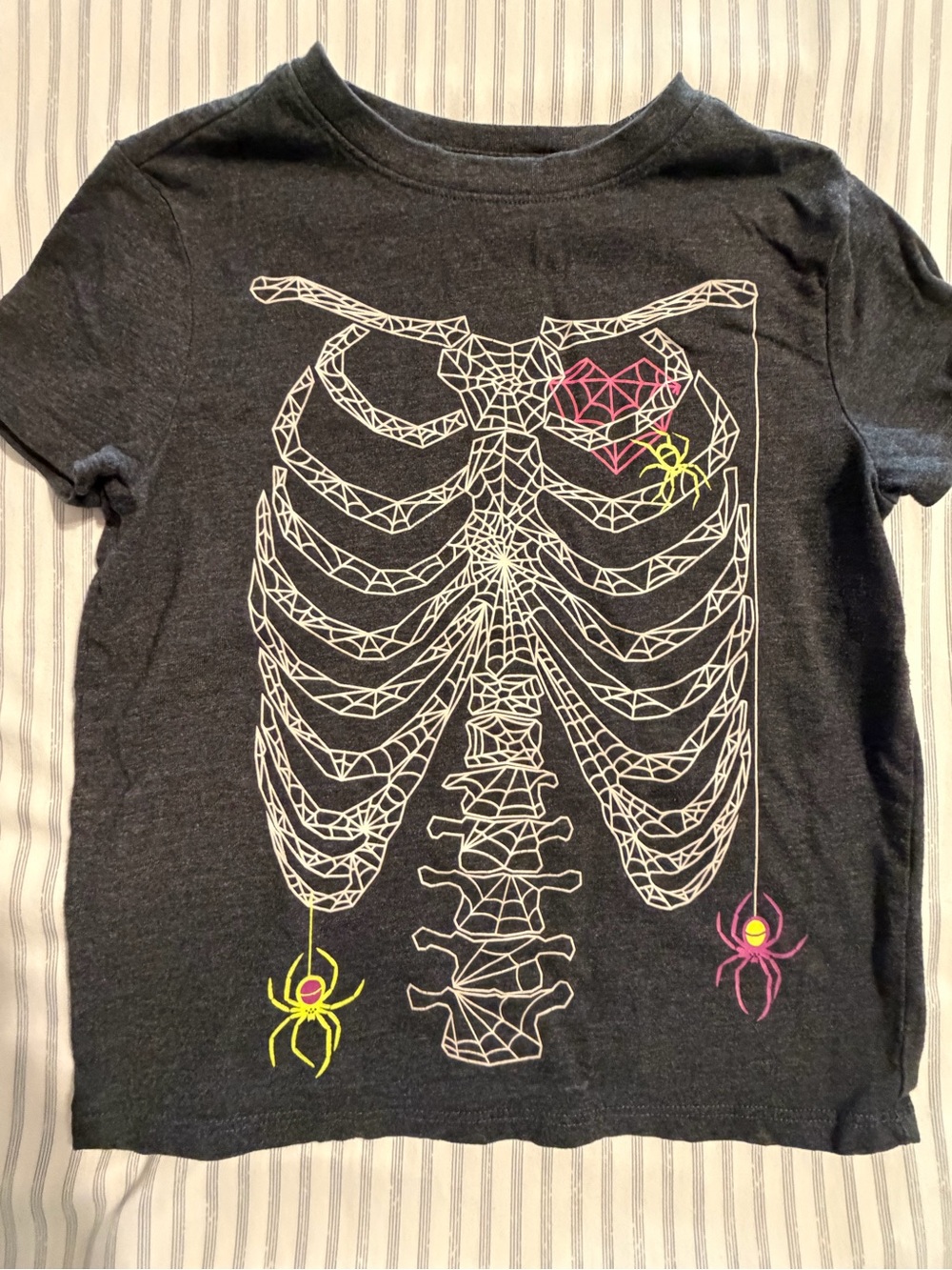 2 for$6✨Cat & Jack Dark Gray Halloween Graphic Tee, Size XS (Age 4/5)